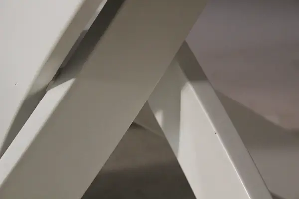 Mesa de comedor nogal oscuro y metal blanco Lig.defectos