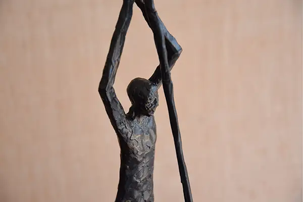 Escultura hombre metal