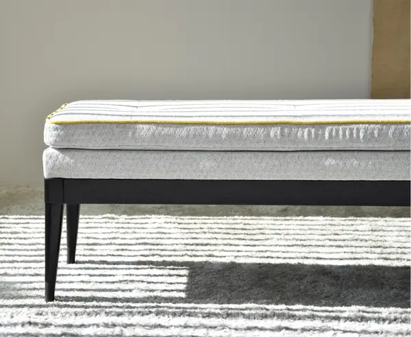 Pie de cama tapizado en gris con vivo mostaza 3 botones
