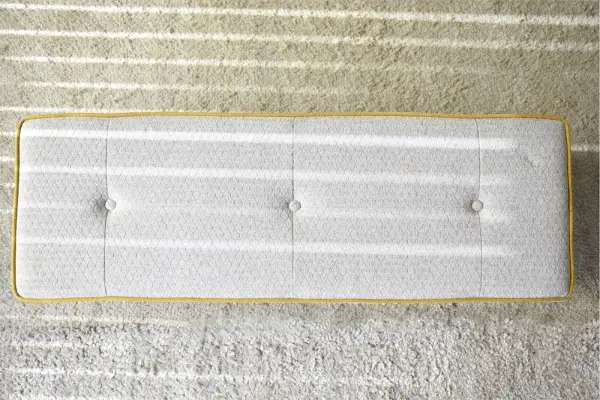 Pie de cama tapizado en gris con vivo mostaza 3 botones