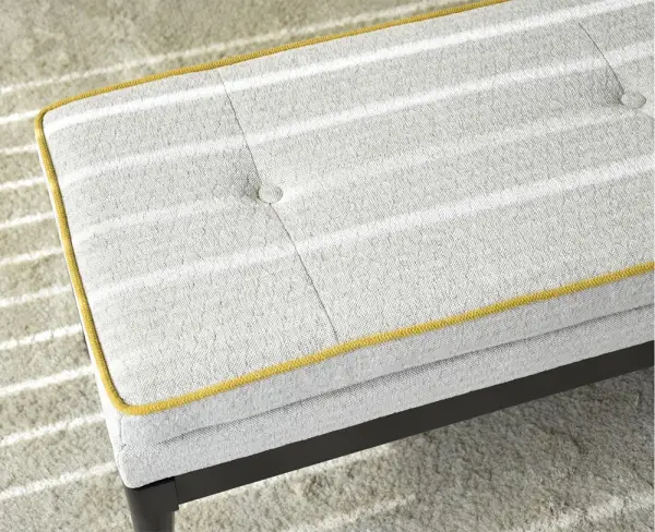 Pie de cama tapizado en gris con vivo mostaza 3 botones