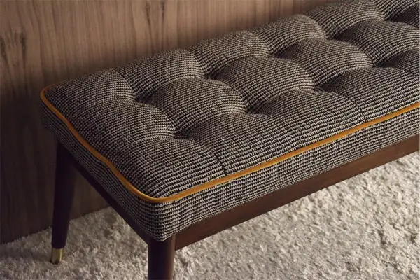 Pie de cama tapizado beige y negro vivo mostaza con capitoné y base de madera