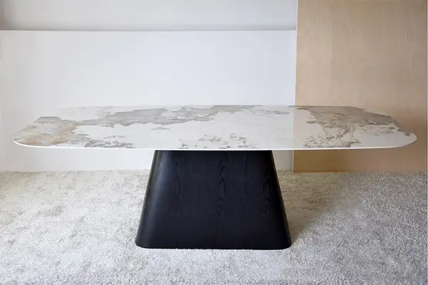 Mesa de comedor rectangular cantos matados en piedra Corcovado y fresno negro