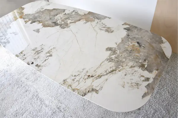 Mesa de comedor rectangular cantos matados en piedra Corcovado y fresno negro