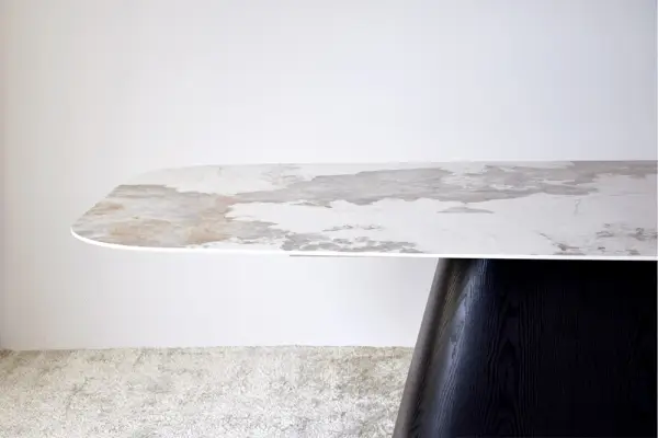 Mesa de comedor rectangular cantos matados en piedra Corcovado y fresno negro