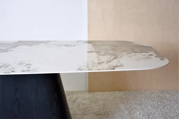 Mesa de comedor rectangular cantos matados en piedra Corcovado y fresno negro