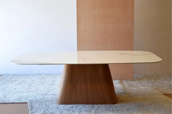 Mesa de comedor rectangular cantos redondeados en piedra Calacatta y fresno natural