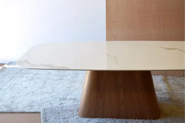Mesa de comedor rectangular cantos redondeados en piedra Calacatta y fresno natural