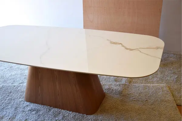 Mesa de comedor rectangular cantos redondeados en piedra Calacatta y fresno natural