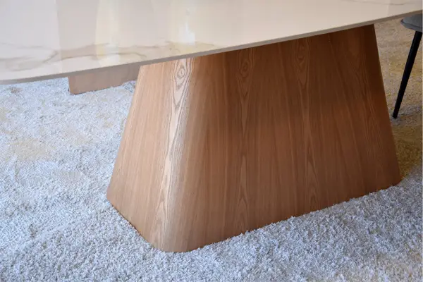 Mesa de comedor rectangular cantos redondeados en piedra Calacatta y fresno natural