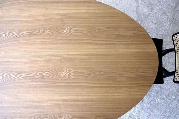 Mesa de comedor oval natural madera de fresno pie central