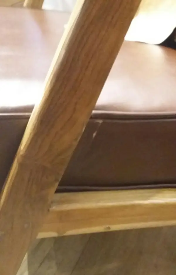 Butaca madera fija teka y piel acabado cognac lig. defectos