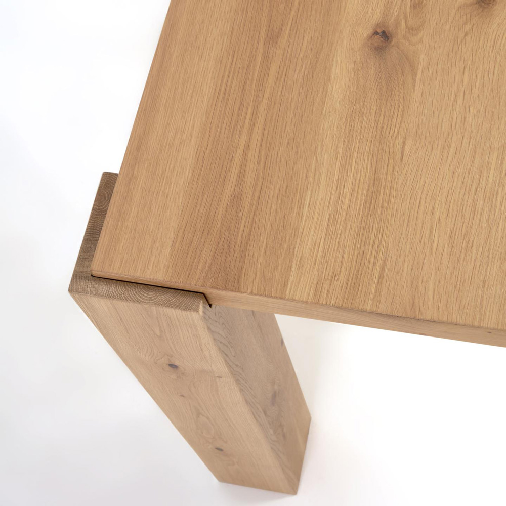 Mesa comedor de chapa de roble y patas de madera de roble
