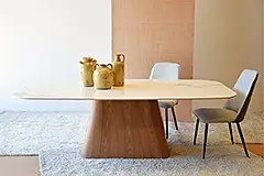Mesa de comedor rectangular cantos redondeados en piedra  Calacatta y fresno natural