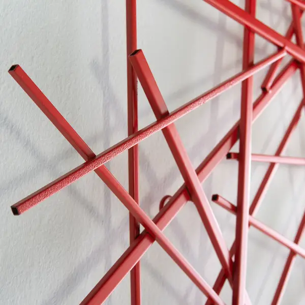 Escultura metal rojo