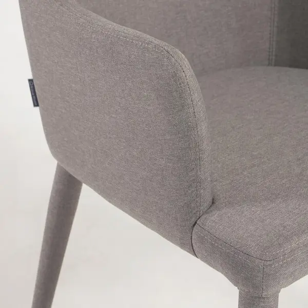 Sillón tapizado gris claro de diseño Nadai