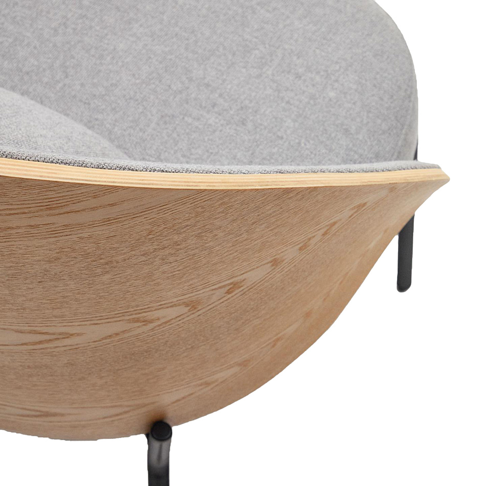 Sillón de fresno tapizado en gris pata metálica negra Eamy