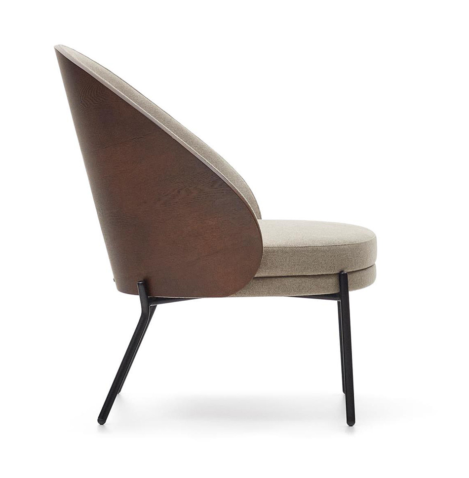 Sillón de fresno wengué tapizado en marrón claro pata metálica negra Eamy