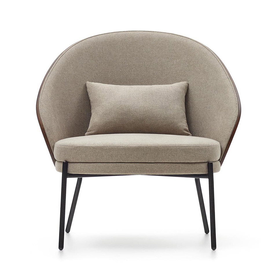 Sillón de fresno wengué tapizado en marrón claro pata metálica negra Eamy