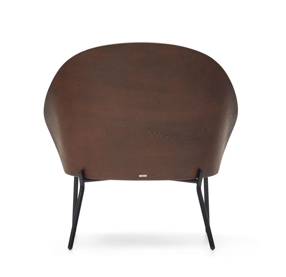 Sillón de fresno wengué tapizado en marrón claro pata metálica negra Eamy