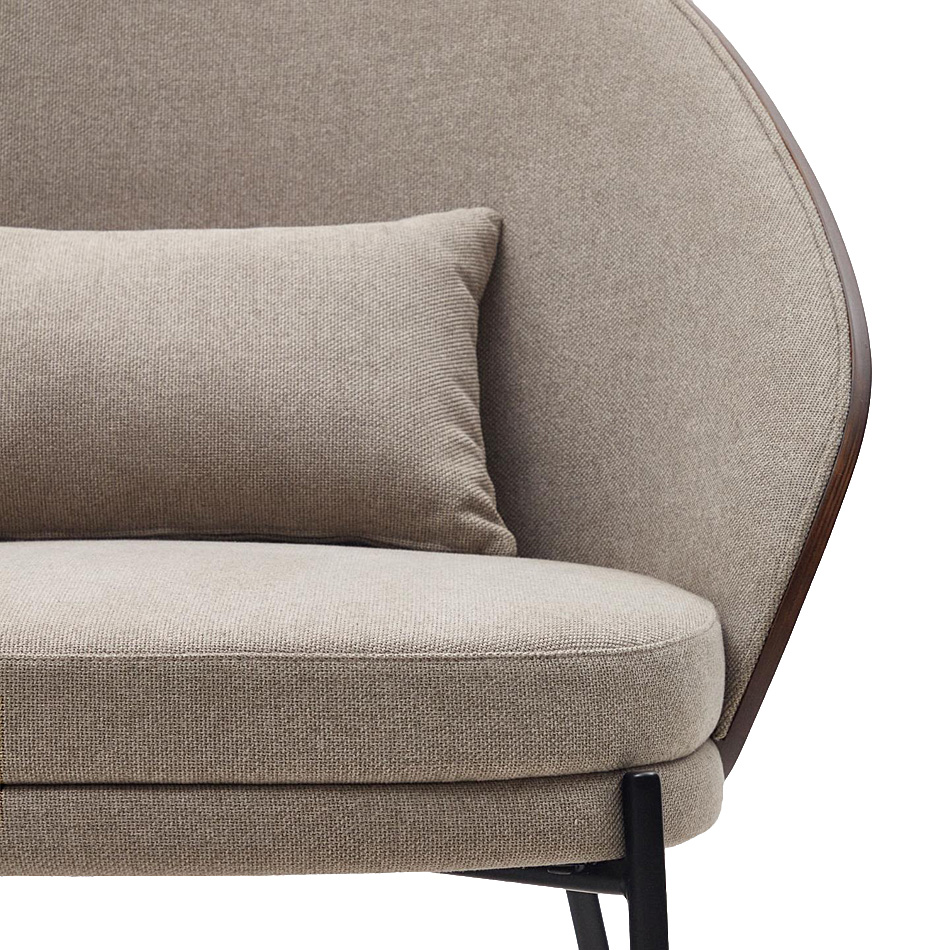 Sillón de fresno wengué tapizado en marrón claro pata metálica negra Eamy