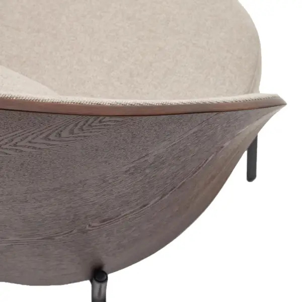 Sillón de fresno wengué tapizado en marrón claro pata metálica negra Eamy