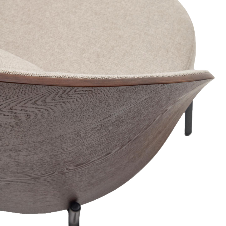 Sillón de fresno wengué tapizado en marrón claro pata metálica negra Eamy