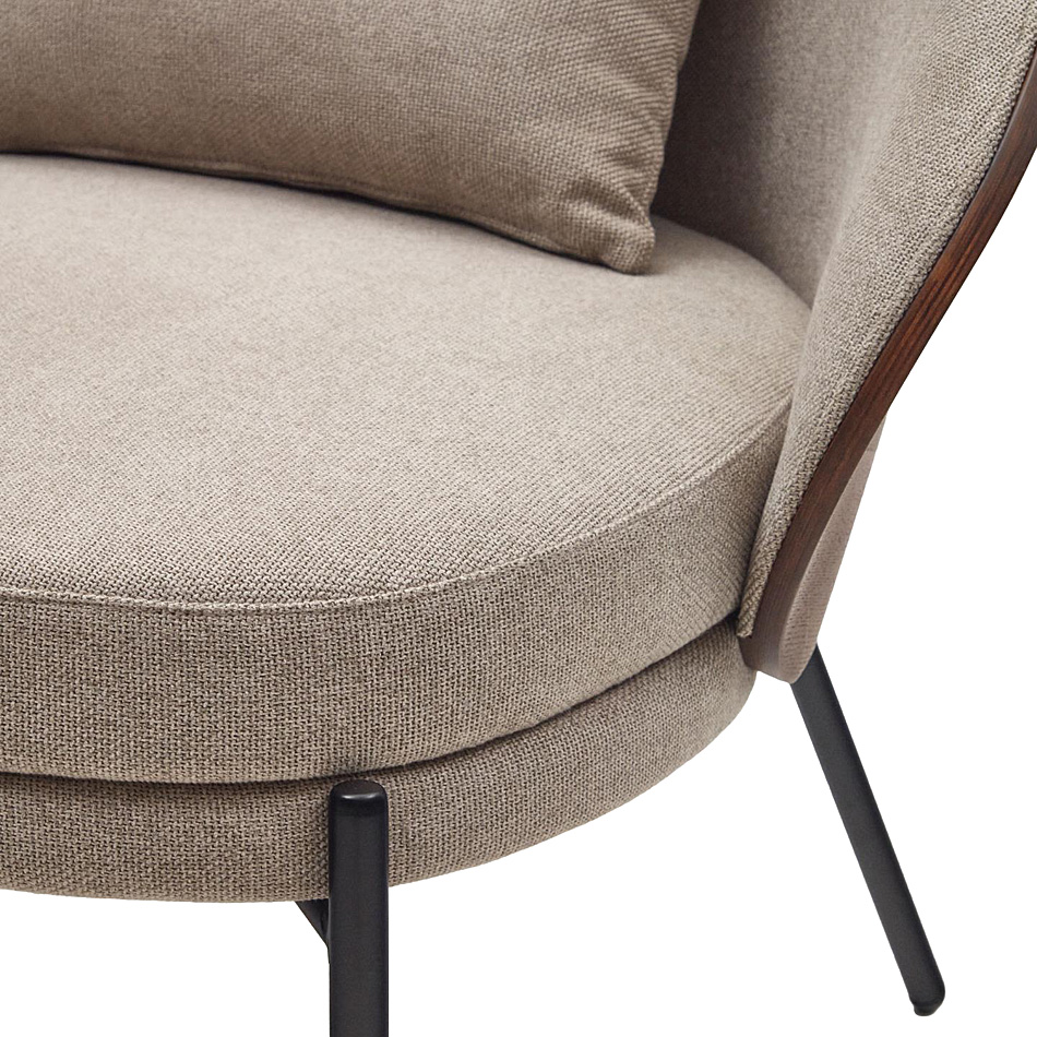 Sillón de fresno wengué tapizado en marrón claro pata metálica negra Eamy