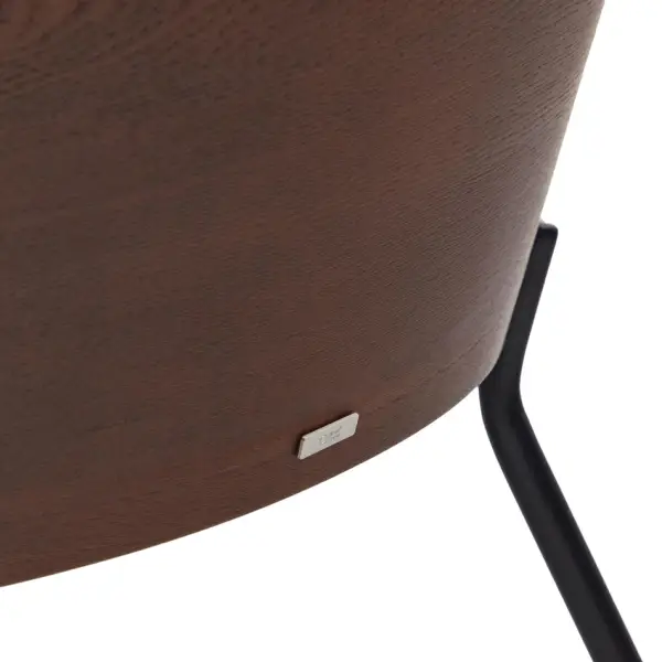Sillón de fresno wengué tapizado en marrón claro pata metálica negra Eamy