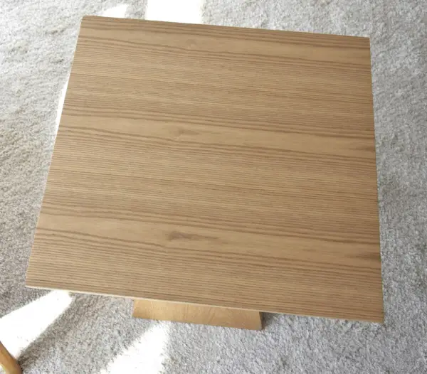Mesa auxiliar cuadrada fresno natural Kanu