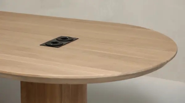 Mesa de despacho roble macizo con enchufes Quantum