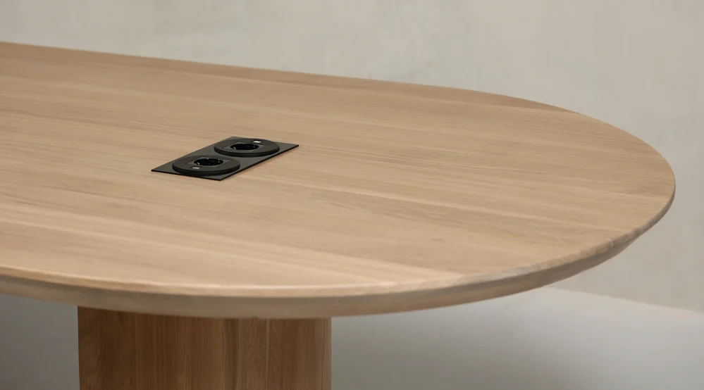 Mesa de despacho roble macizo con enchufes Quantum
