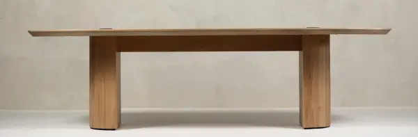 Mesa de despacho roble macizo con enchufes Quantum