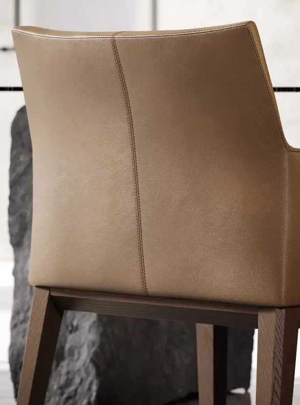 Silla de madera maciza tapizada Carter