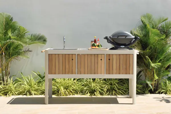 Cocina de exterior en alumnio beige y madera de teca