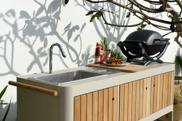 Cocina de exterior en alumnio beige y madera de teca