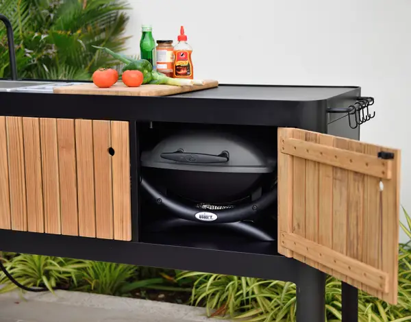 Cocina de exterior en alumnio negro y madera de teca