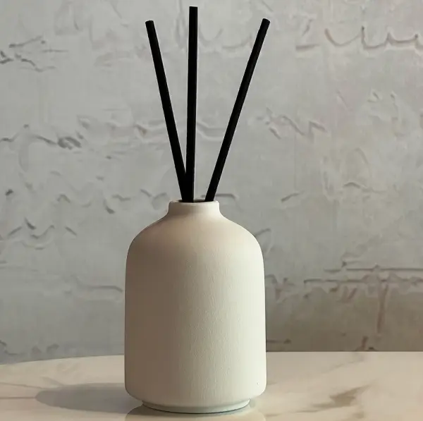 Pequeño jarrón de cerámica para flores y para contener fragancias de hogar