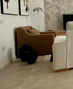 Butaca de diseño marrón bouclé