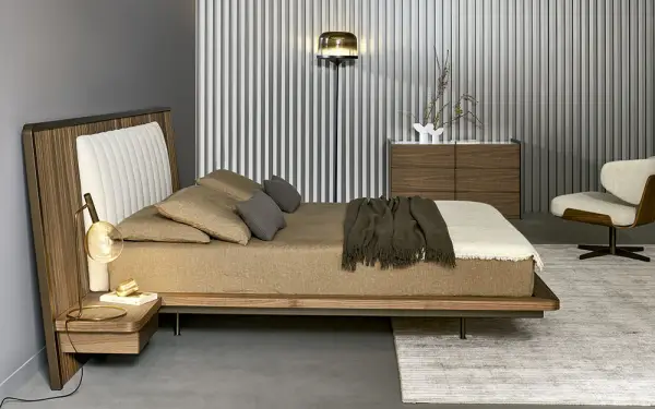 Cama tapizada con mesitas de noche Nelson Bonaldo