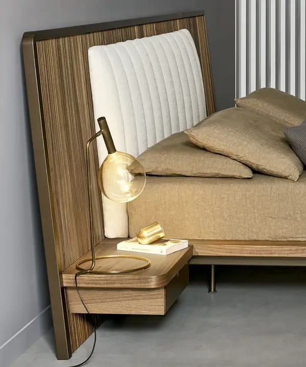 Cama tapizada con mesitas de noche Nelson Bonaldo