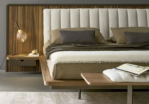 Cama tapizada con mesitas de noche Nelson Bonaldo