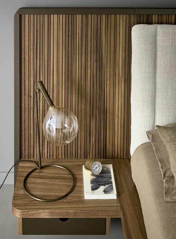 Cama tapizada con mesitas de noche Nelson Bonaldo