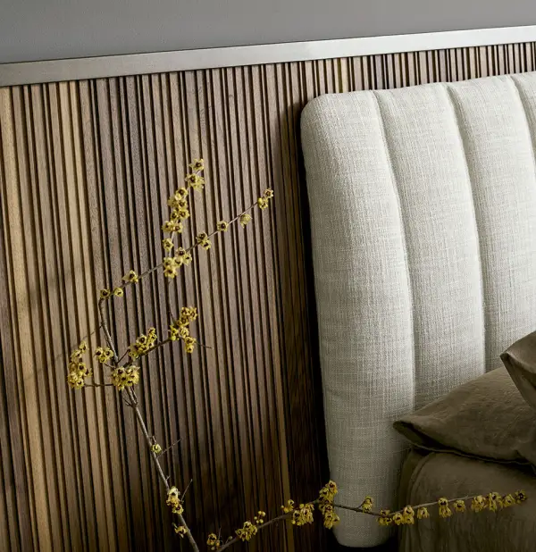 Cama tapizada con mesitas de noche Nelson Bonaldo