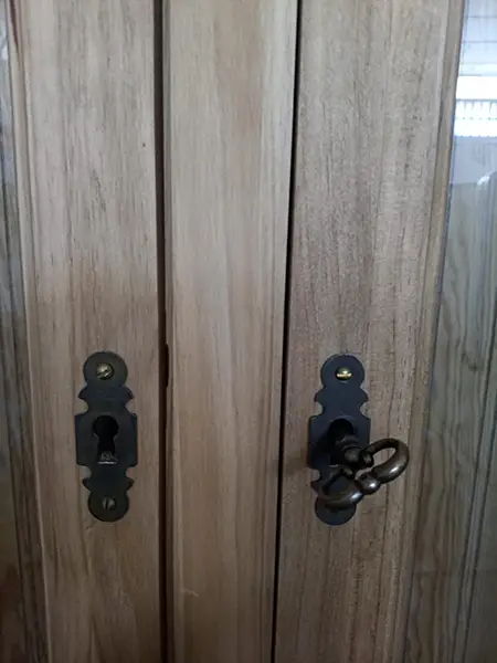 Vitrina provenzal 3 puertas lig. defectos