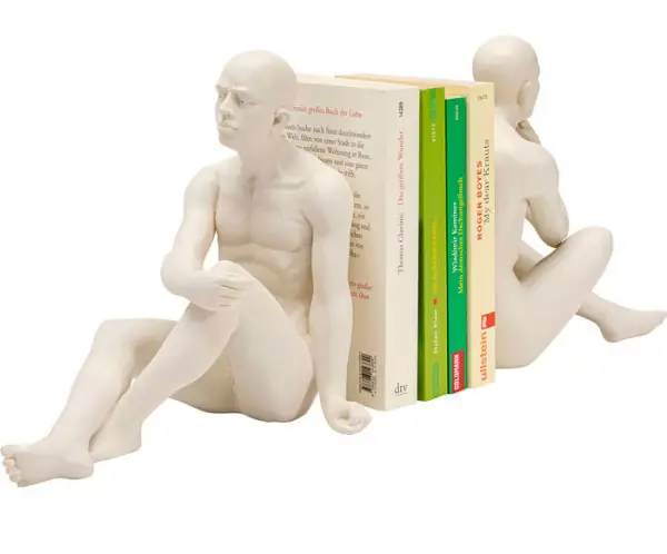Sujeta libros hombres meditando