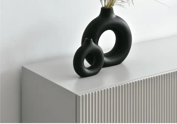 Mesa de televisión frente en relieve lacado Ovre