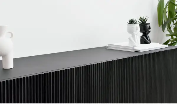 Mesa de televisión frente en relieve lacado Ovre