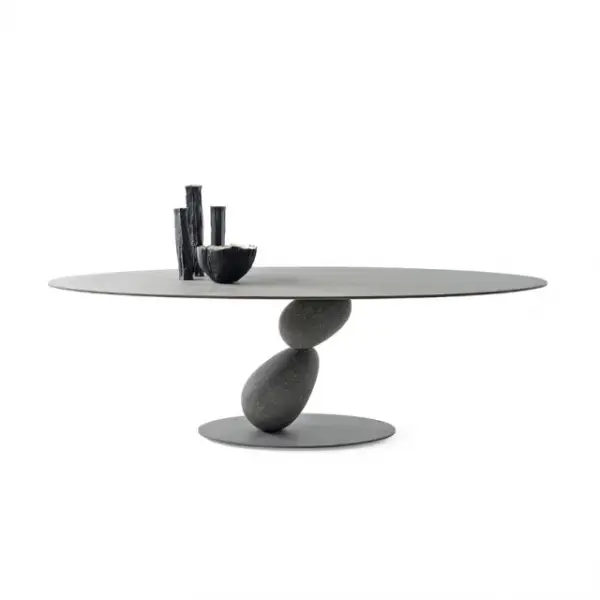 Mesa de comedor oval de piedra Matera by Mogg