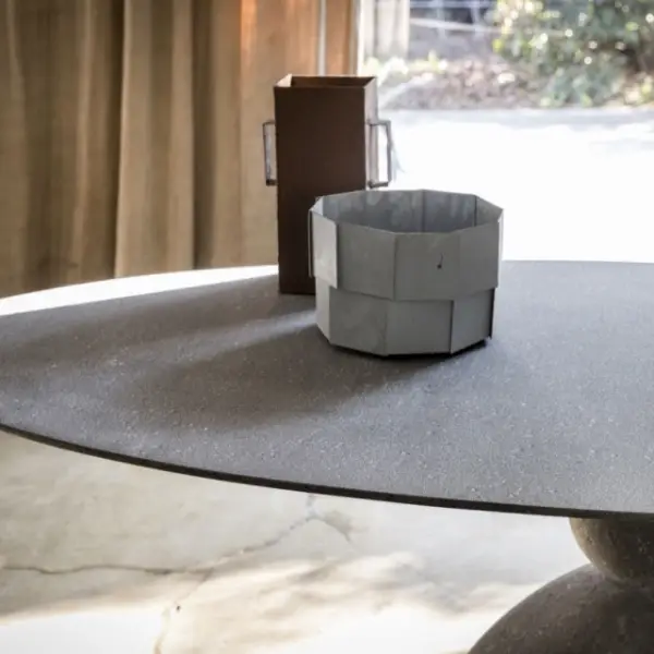 Mesa de comedor oval de piedra Matera by Mogg